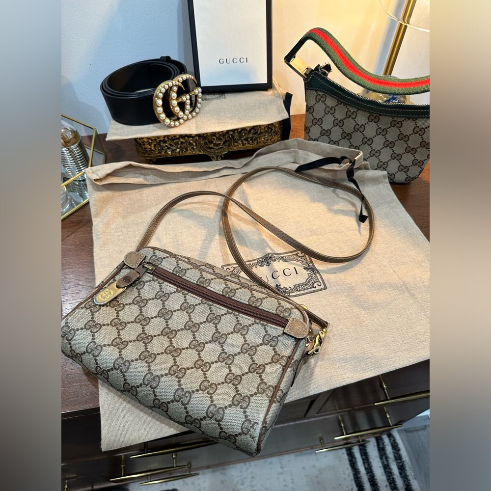 GUCCI Classic Vintage GG Supreme Monogram Canvas Crossbody / Shoulder Bag